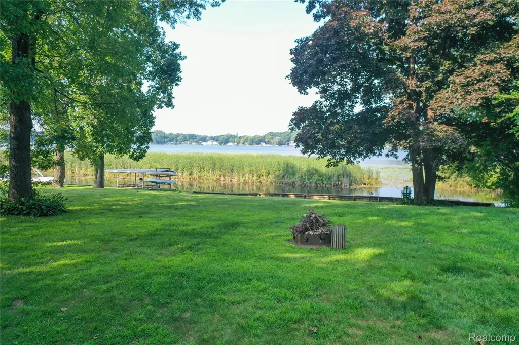 1938 Lakeview Drive Lapeer City MI 48446