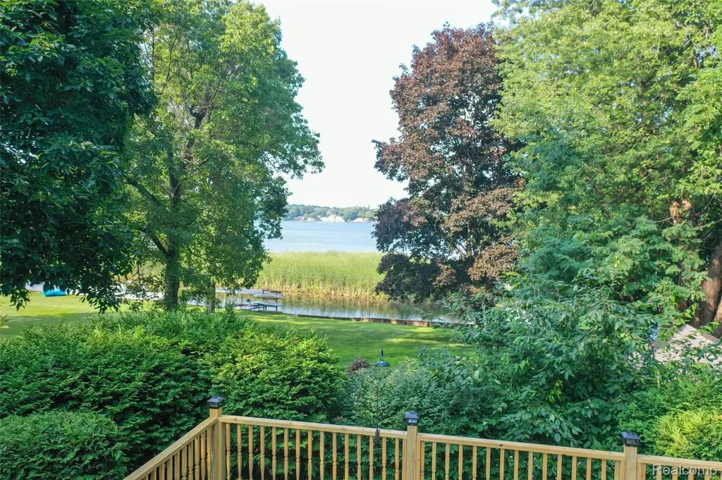 1938 Lakeview Drive Lapeer City MI 48446