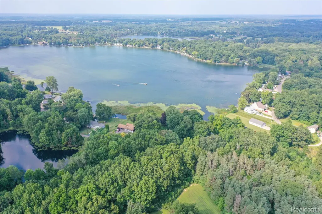 1938 Lakeview Drive Lapeer City MI 48446