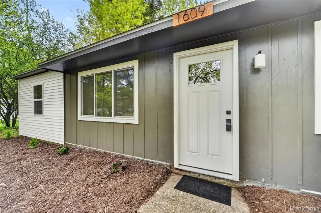 1609 Gilcrest Avenue East Lansing City MI 48823