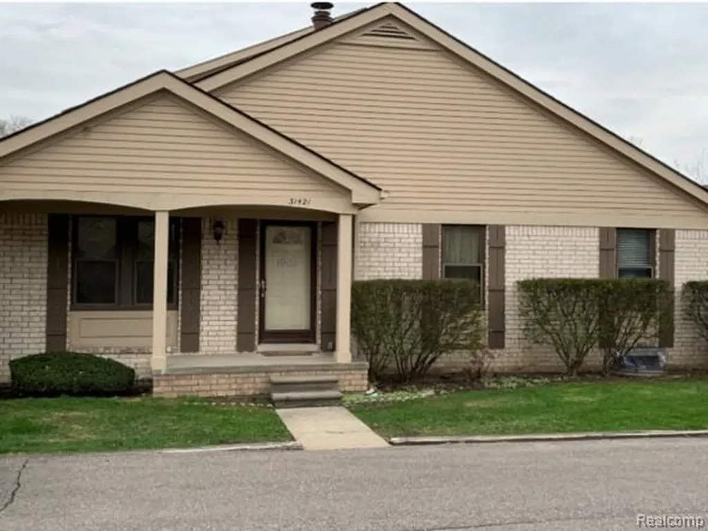 31421 Oak Tree Court Warren City MI 48093