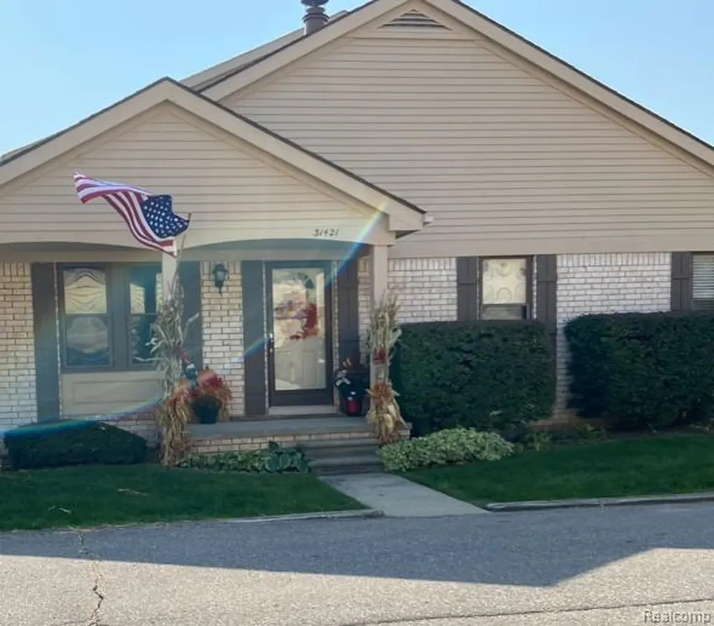 31421 Oak Tree Court Warren City MI 48093