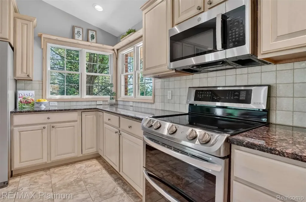 59360 Foxpointe Lane Lyon Charter Township MI 48178