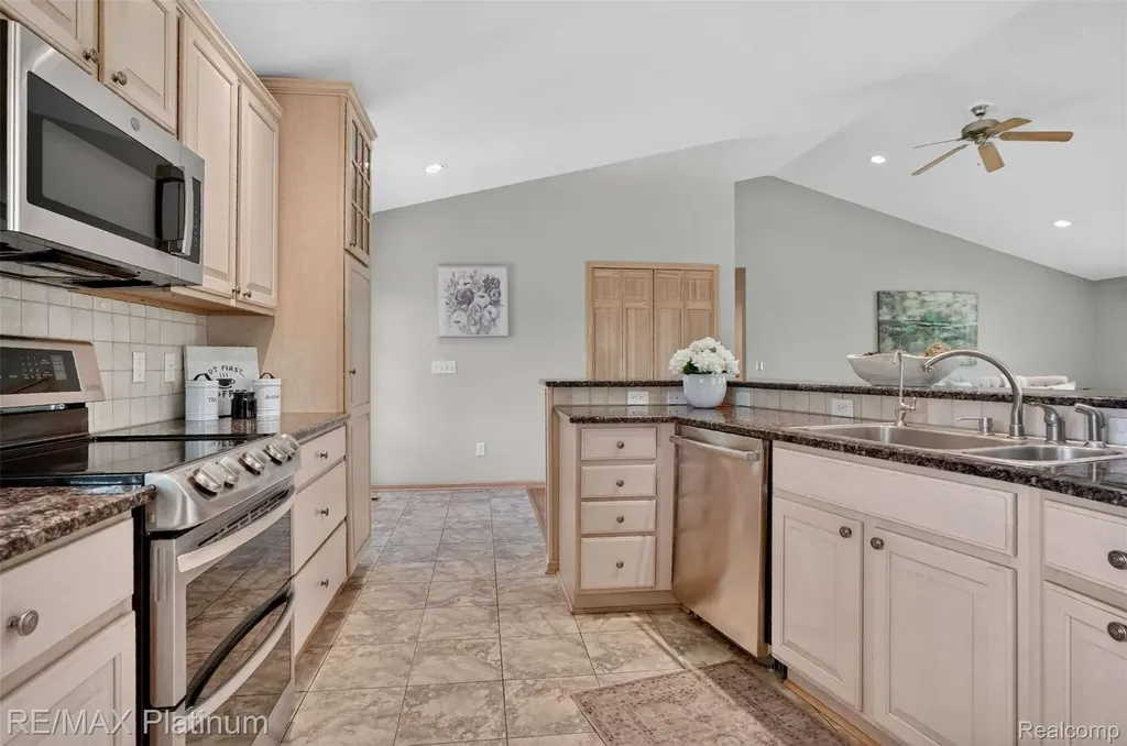 59360 Foxpointe Lane South Lyon City MI 48178