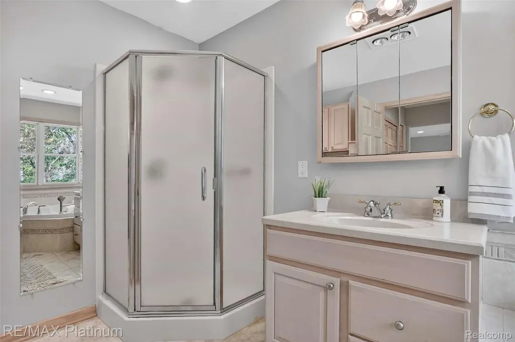 59360 Foxpointe Lane South Lyon City MI 48178