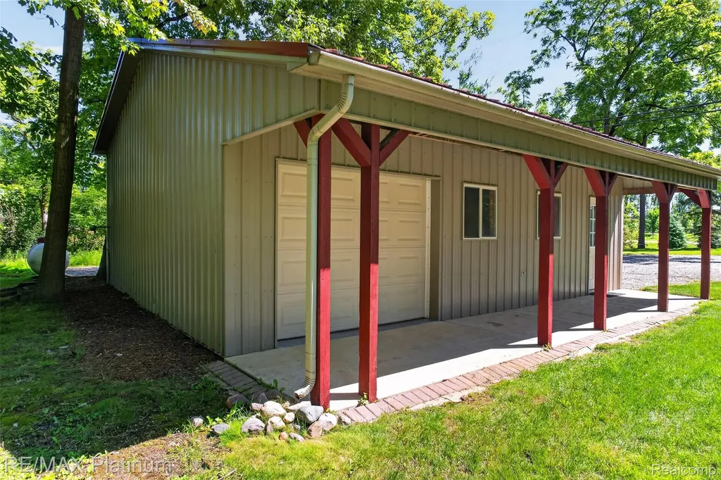59360 Foxpointe Lane South Lyon City MI 48178