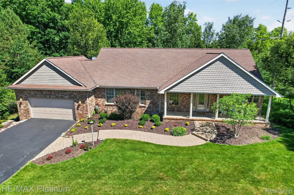 59360 Foxpointe Lane Lyon Charter Township MI 48178