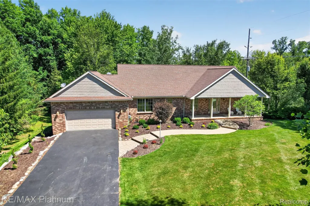 59360 Foxpointe Lane Lyon Charter Township MI 48178