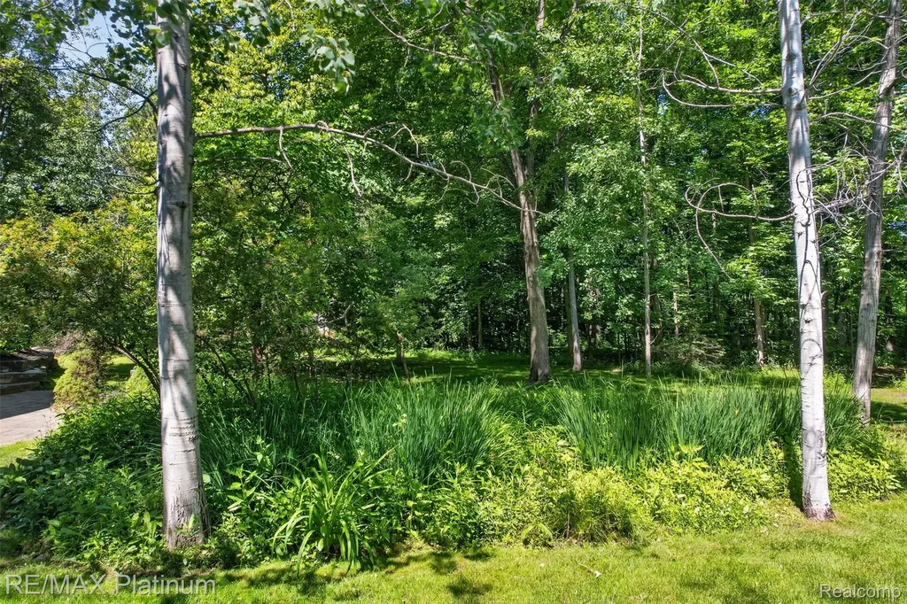 59360 Foxpointe Lane South Lyon City MI 48178
