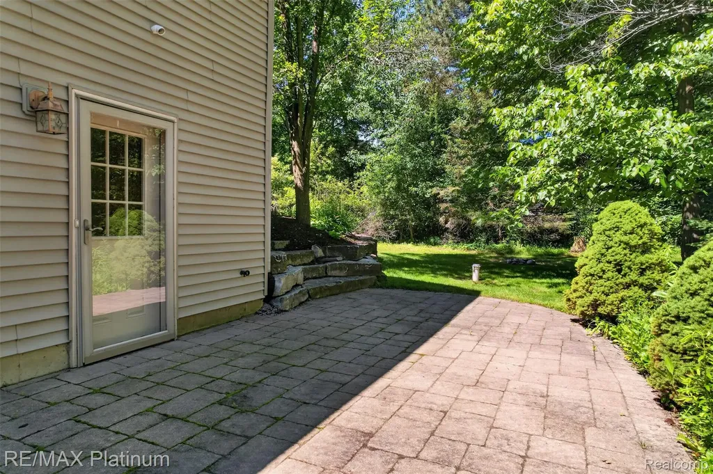 59360 Foxpointe Lane South Lyon City MI 48178