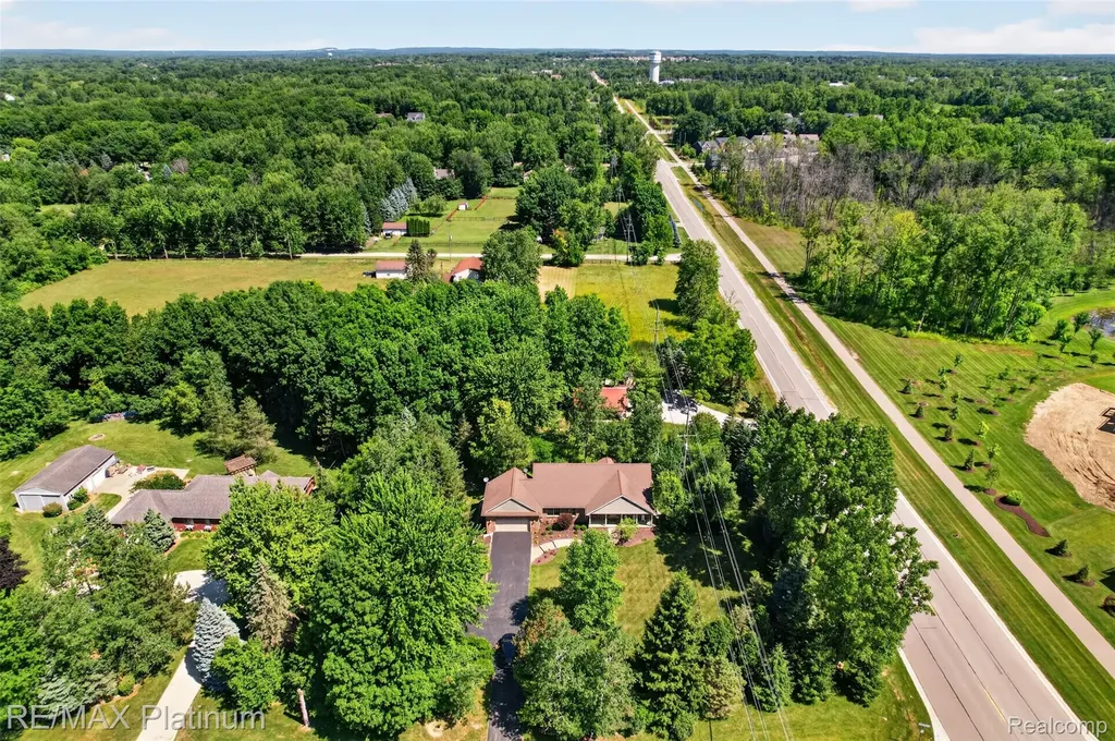 59360 Foxpointe Lane South Lyon City MI 48178