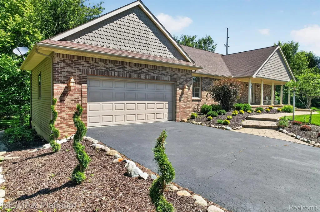 59360 Foxpointe Lane Lyon Charter Township MI 48178