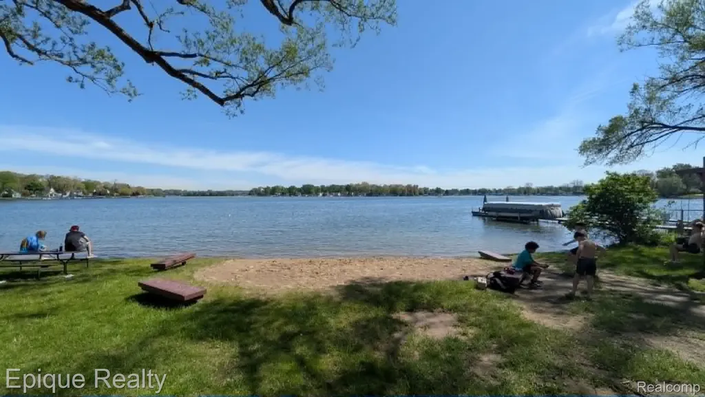 3605 Jackson Boulevard White Lake Charter Township MI 48383