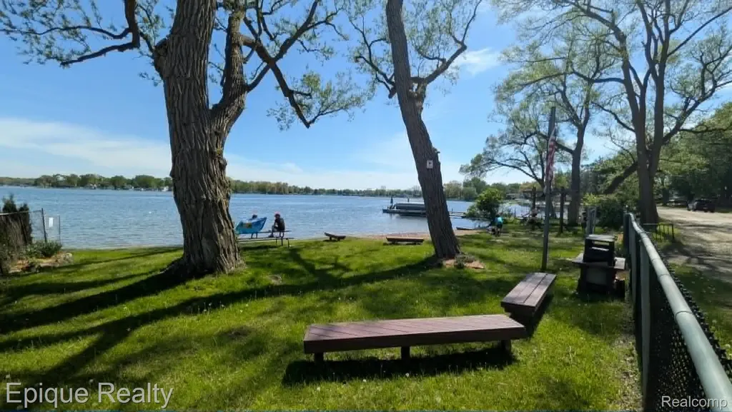 3605 Jackson Boulevard White Lake Charter Township MI 48383