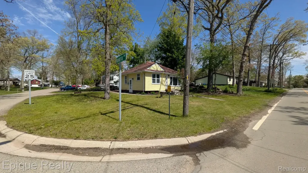 3605 Jackson Boulevard White Lake Charter Township MI 48383