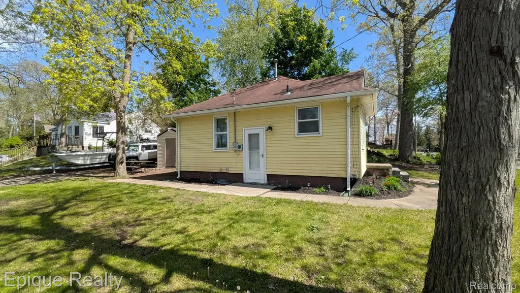 3605 Jackson Boulevard White Lake Charter Township MI 48383
