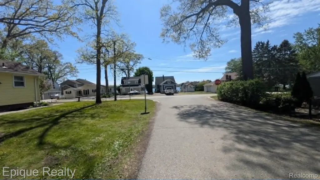 3605 Jackson Boulevard White Lake Charter Township MI 48383