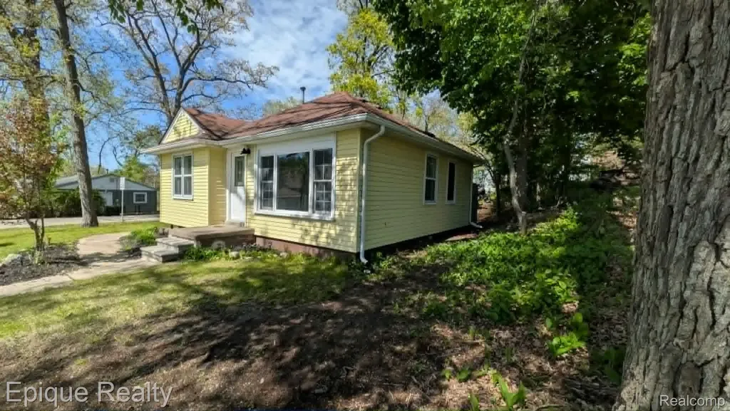3605 Jackson Boulevard White Lake Charter Township MI 48383