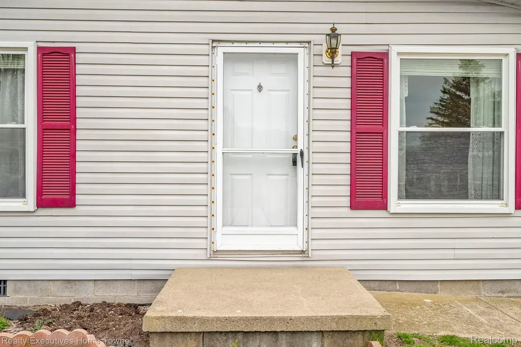 4333 24th Avenue Fort Gratiot Charter Township MI 48059