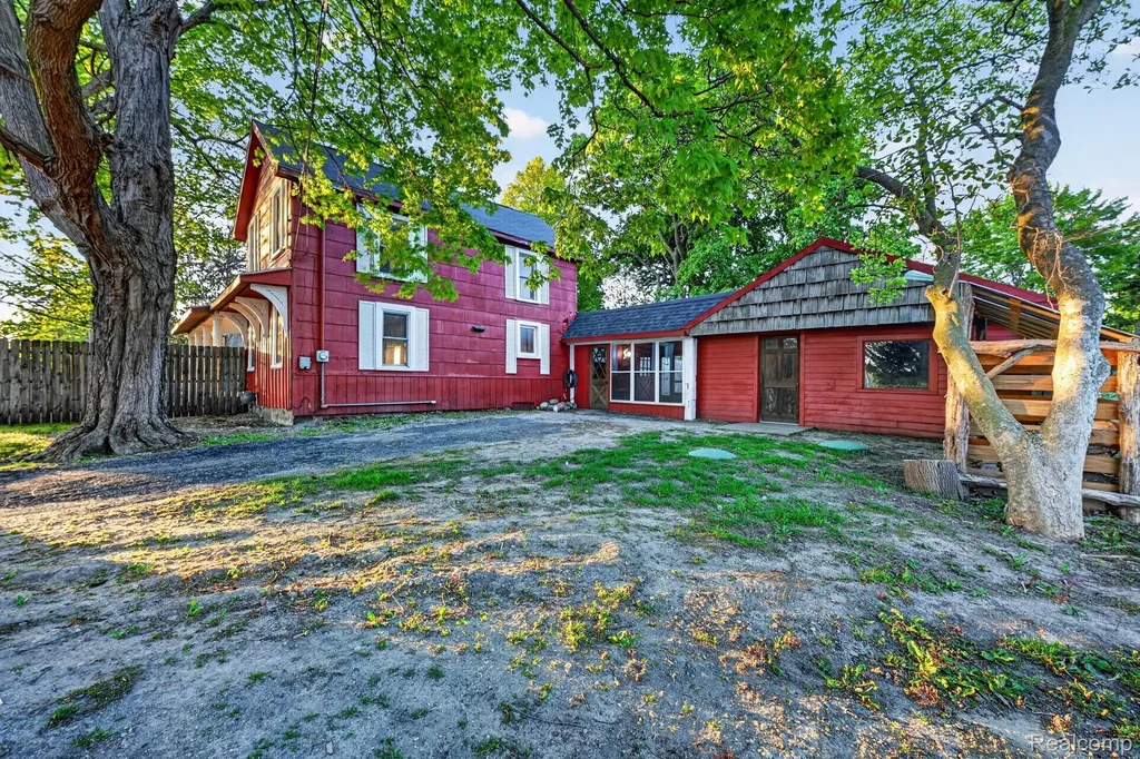 864 Hogsback Road Delhi Charter Township MI 48854