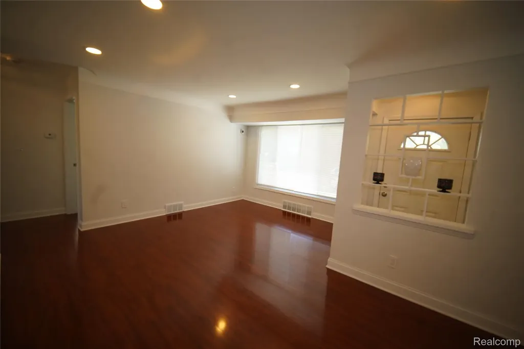 16047 W Chicago Street Detroit City MI 48228