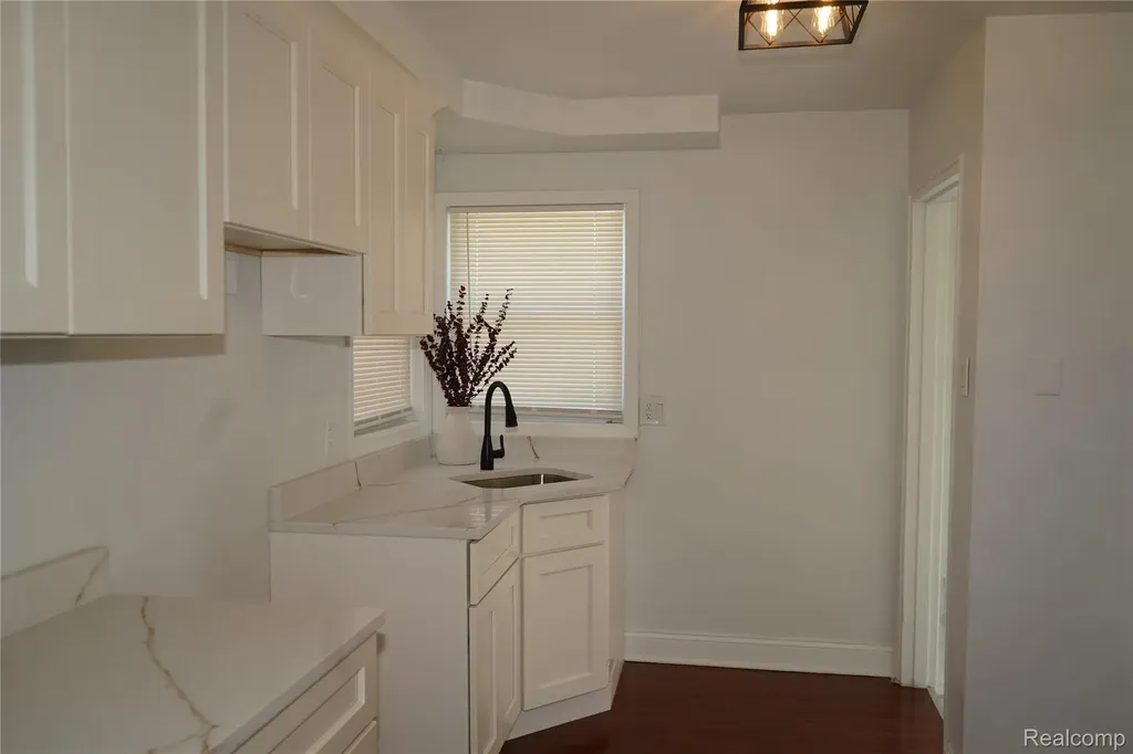 16047 W Chicago Street Detroit City MI 48228