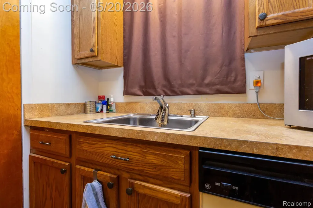 1002 Kettering Avenue Pontiac City MI 48340