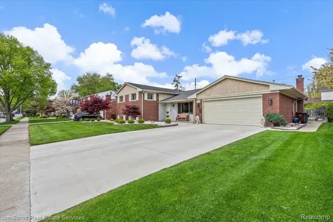 1024 Blairmoor Court Grosse Pointe Woods City MI 48236