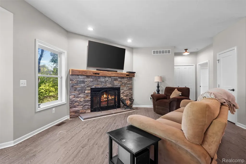8306 Foster Road Springfield Charter Township MI 48346