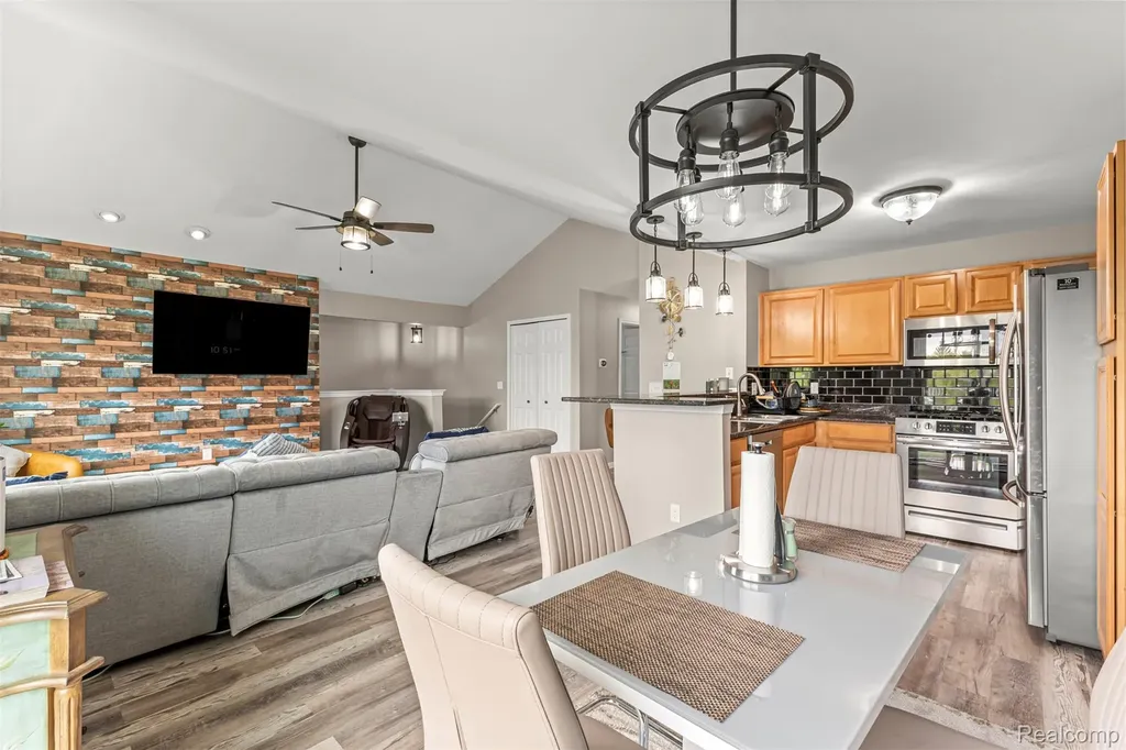 16015 Morningside Northville Township MI 48168