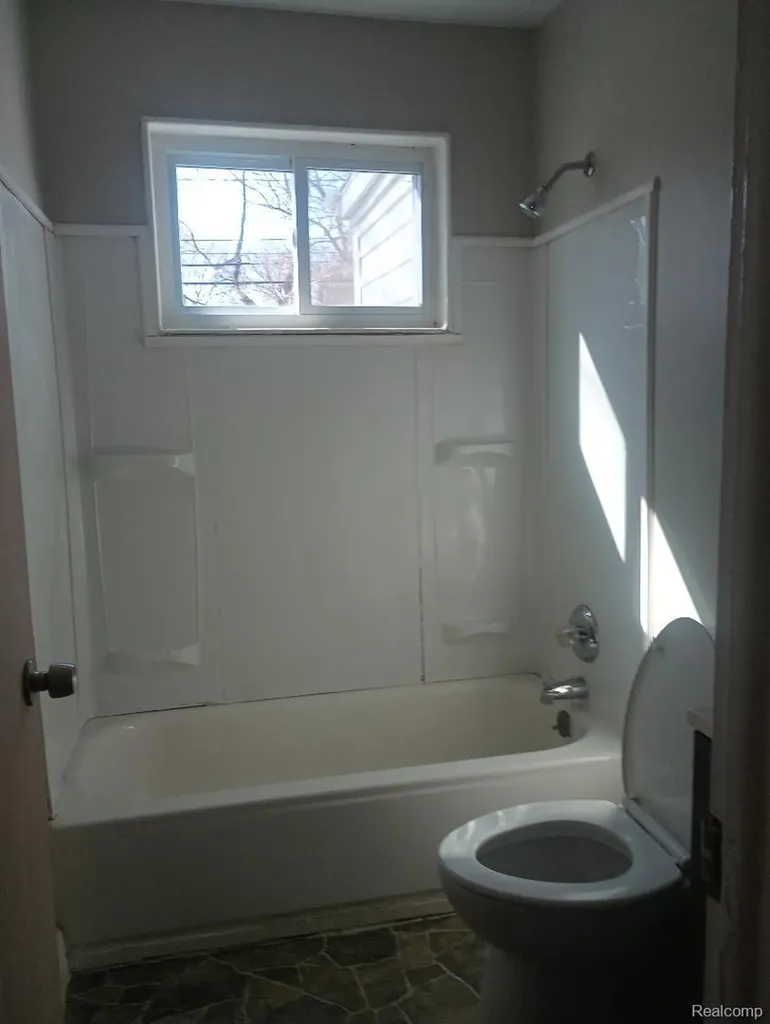735 Emerson Avenue Pontiac City MI 48340