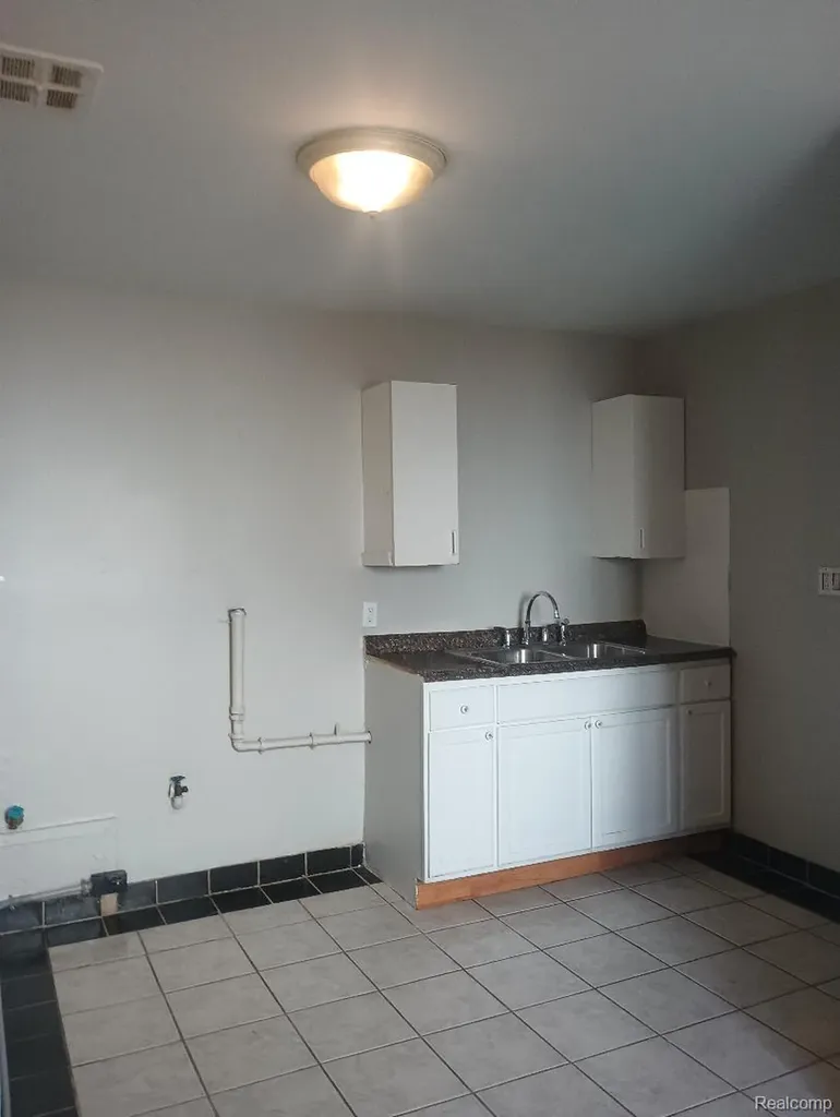 735 Emerson Avenue Pontiac City MI 48340