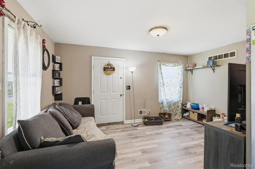 28984 Beechwood Street Garden City City MI 48135