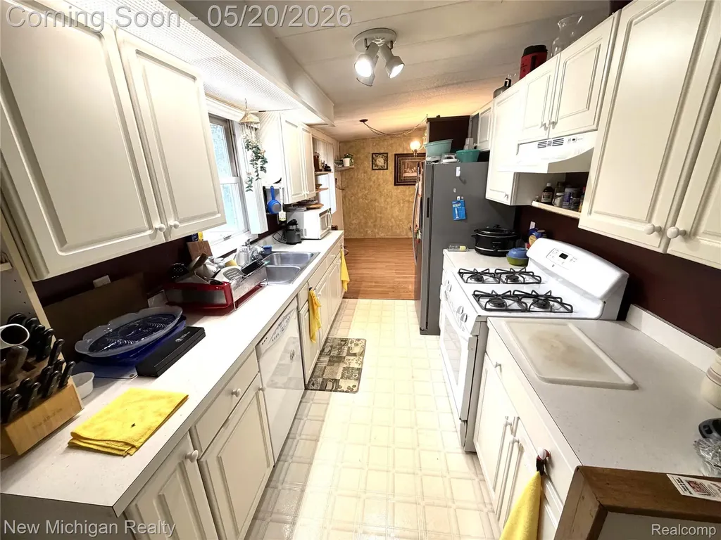 1004 Pelham Boulevard Waterford Charter Township MI 48328