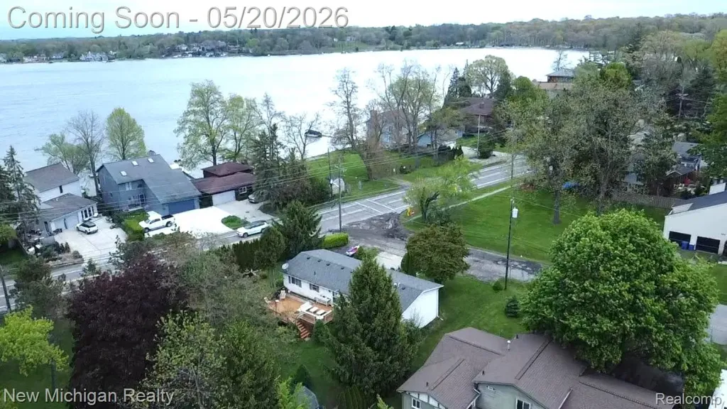 1004 Pelham Boulevard Waterford Charter Township MI 48328