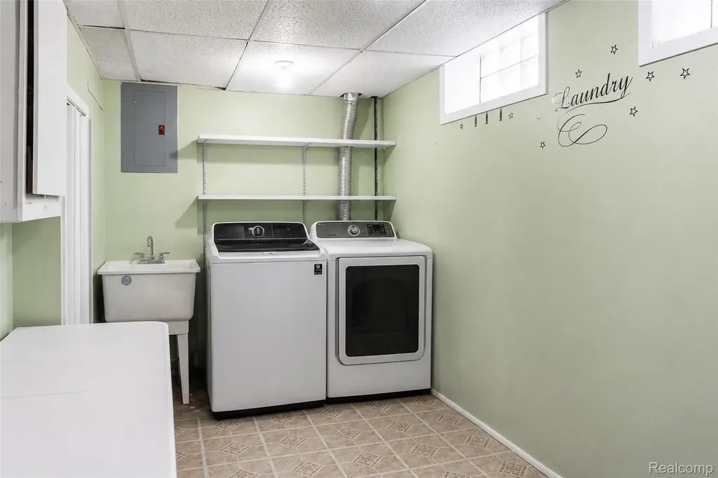 15606 Richmond Street Southgate City MI 48195