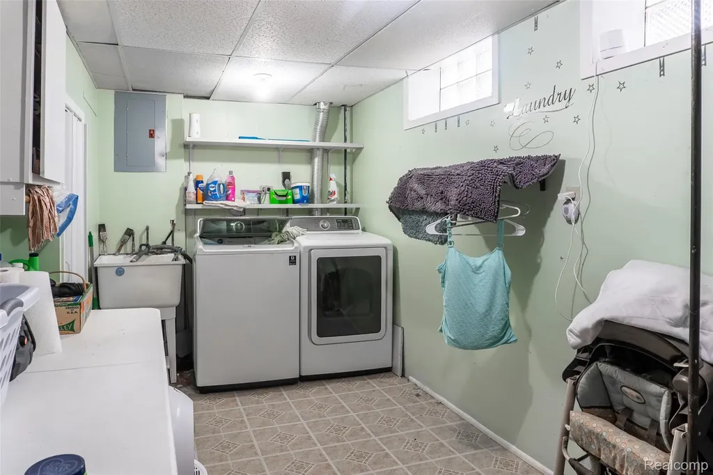 15606 Richmond Street Southgate City MI 48195