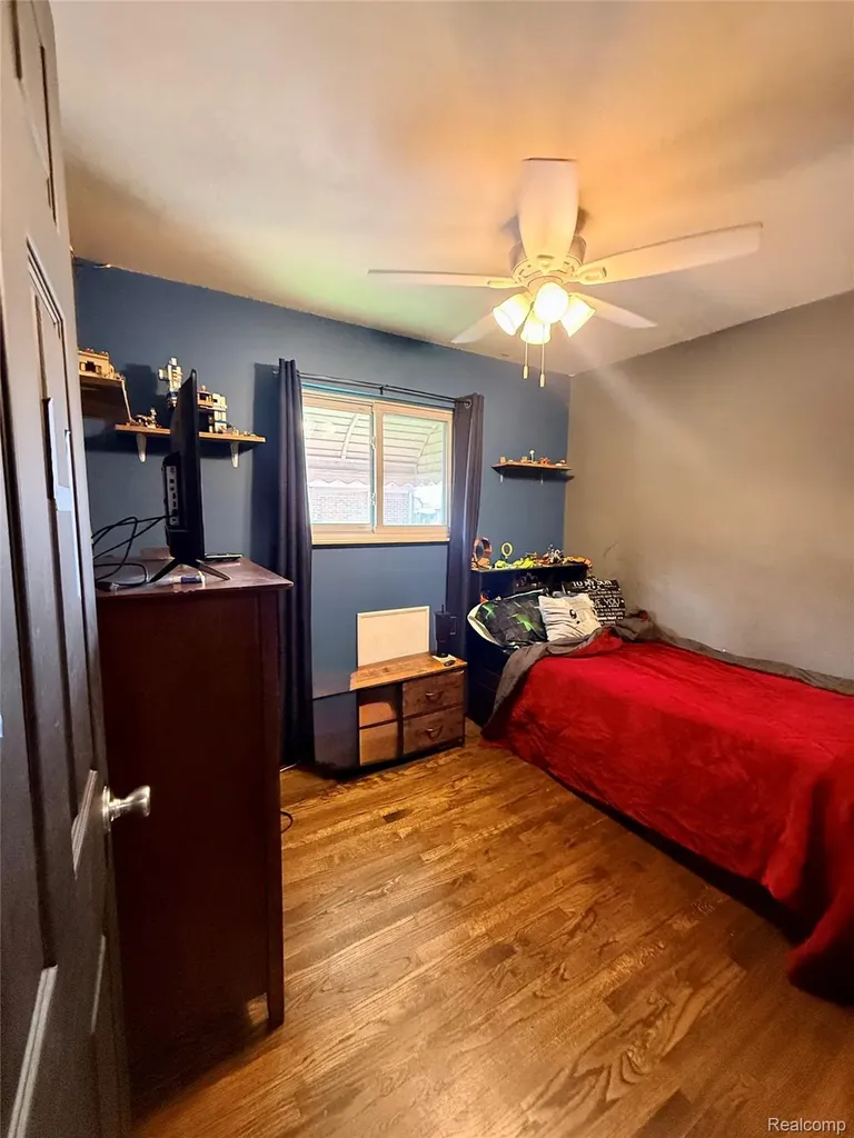 26676 Richard Drive Warren City MI 48089