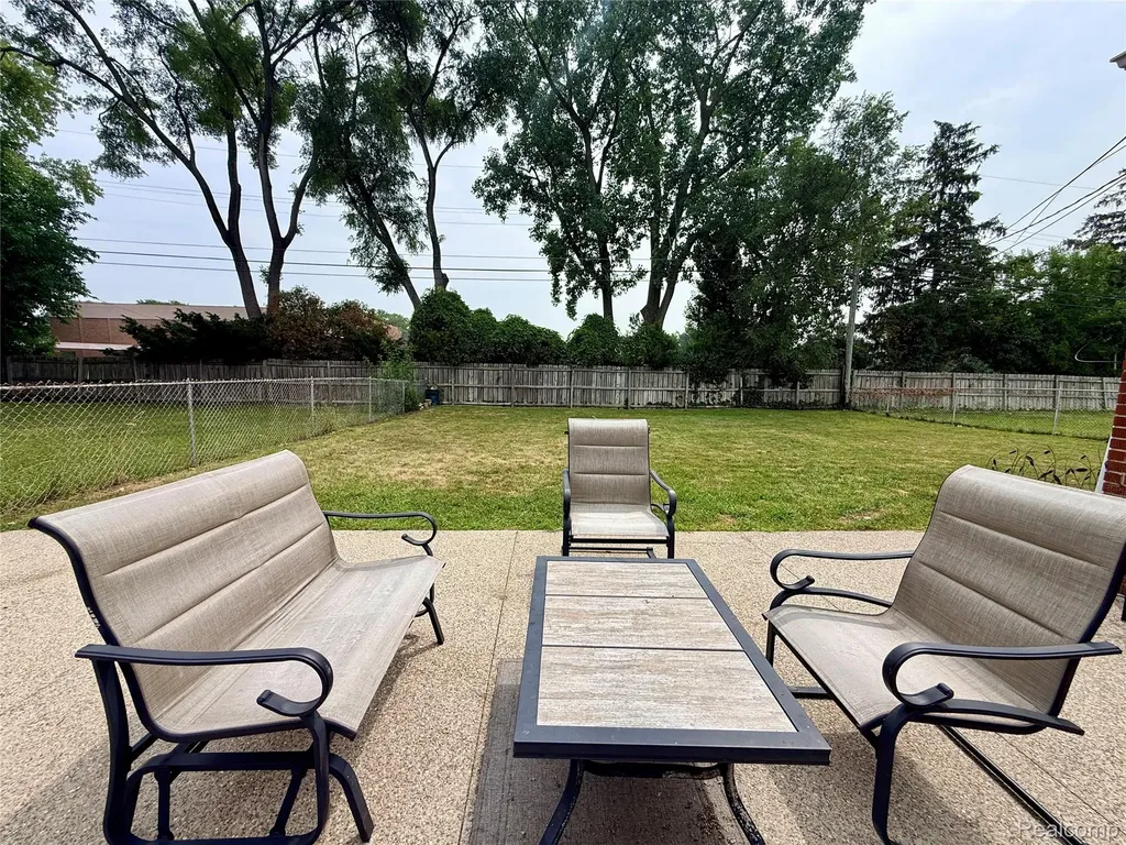 26676 Richard Drive Warren City MI 48089