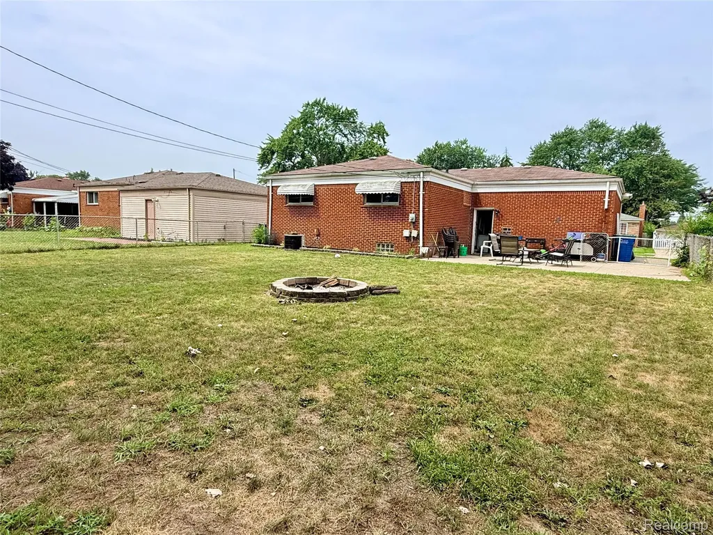 26676 Richard Drive Warren City MI 48089