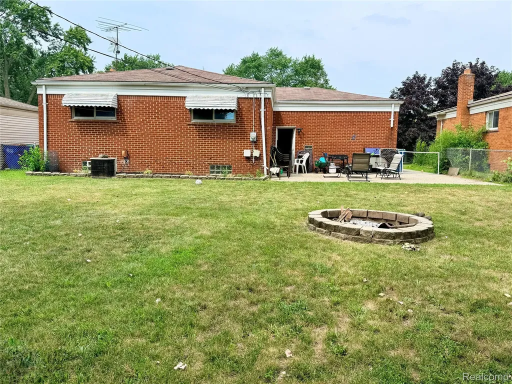 26676 Richard Drive Warren City MI 48089