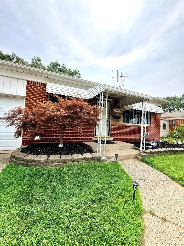26676 Richard Drive Warren City MI 48089