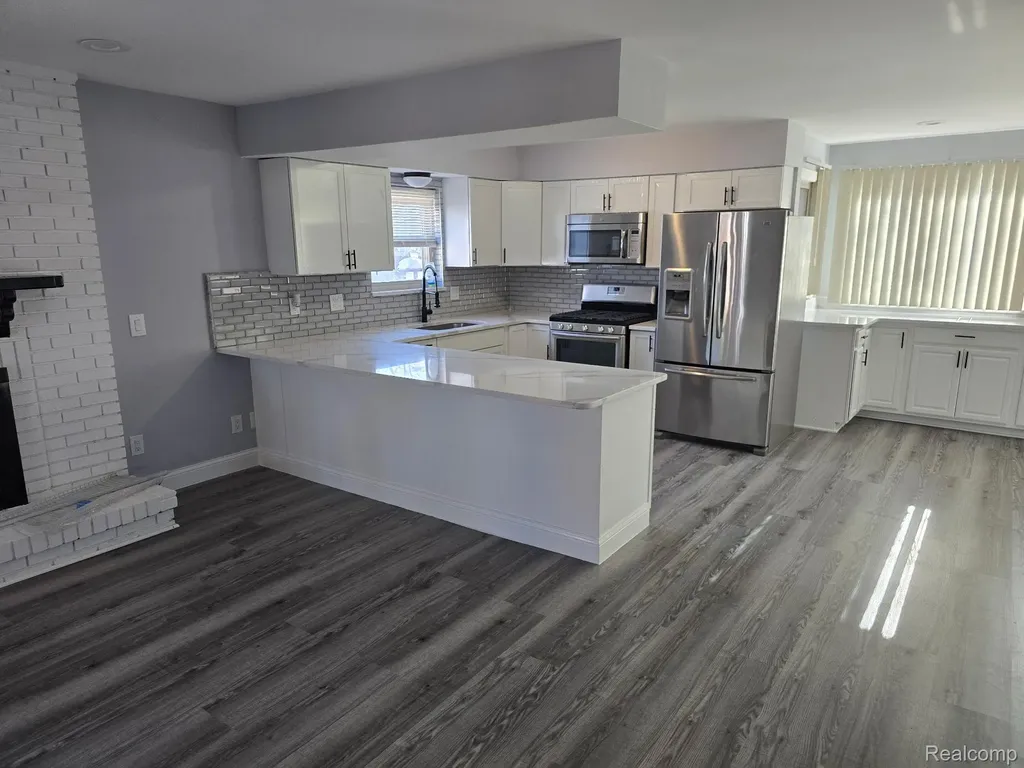 25592 Cloie Drive Warren City MI 48089