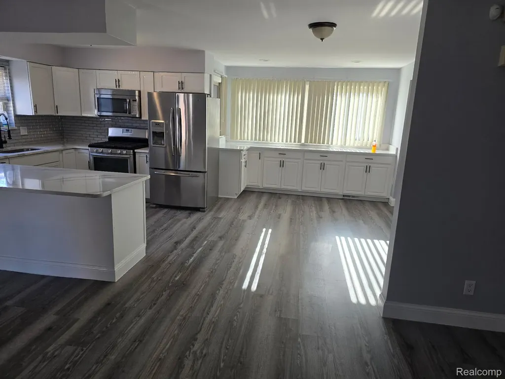 25592 Cloie Drive Warren City MI 48089