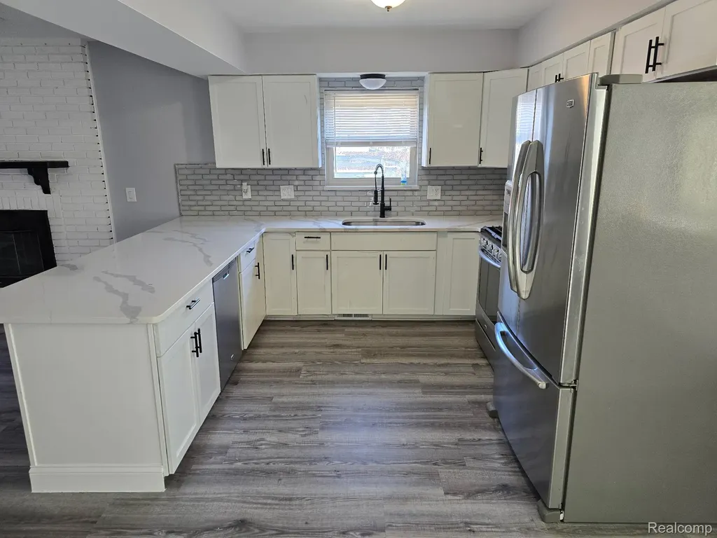 25592 Cloie Drive Warren City MI 48089