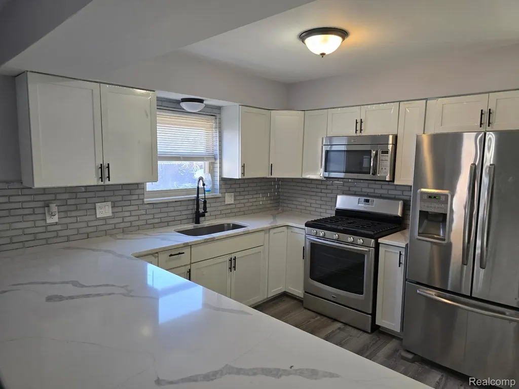 25592 Cloie Drive Warren City MI 48089