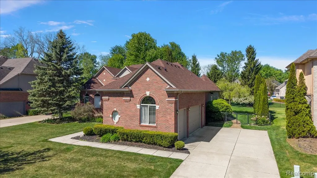 49763 Decker Drive Shelby Charter Township MI 48317