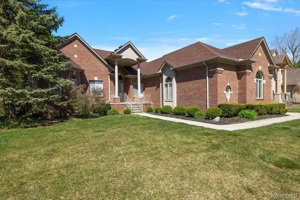 49763 Decker Drive Shelby Charter Township MI 48317