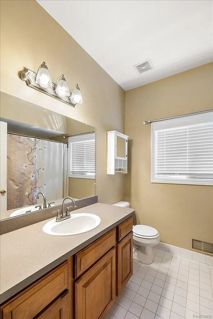 49763 Decker Drive Shelby Charter Township MI 48317