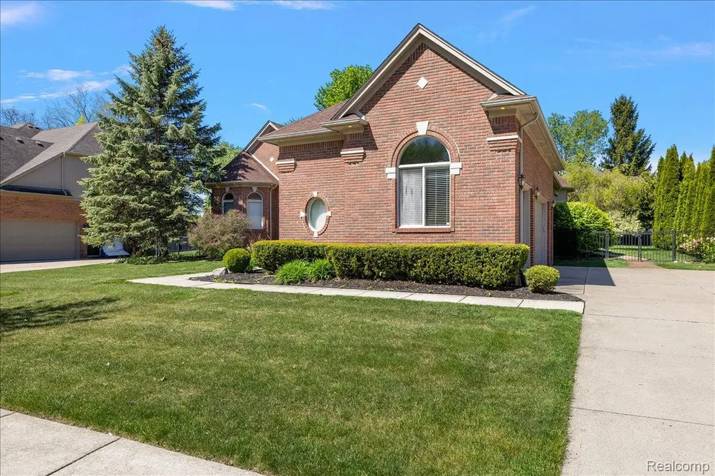 49763 Decker Drive Shelby Charter Township MI 48317